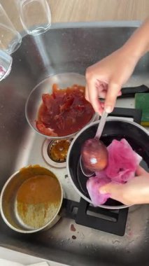 Canlı pişirme tekniklerini keşfetmek için bu çekici, el yapımı mutfak aktivitesinde doğal boyaları kullanın.