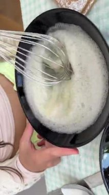 Mutfakta çırpma sanatını köpüklü malzemelerle ustalıkla karıştırmak.