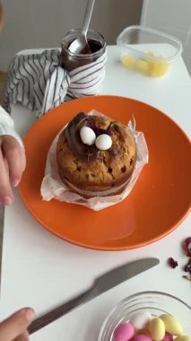 Renkli şekerler ve güzel çiçekler kullanarak Doğu temalı bir pastayı güzelleştirmenin eğlenceli ve yaratıcı bir yolu.