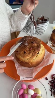 Sıcak, taze pişmiş bir kek, çeşitli renkli şekerlerle çevrili kremalı fındıkla cömertçe kaplıdır.