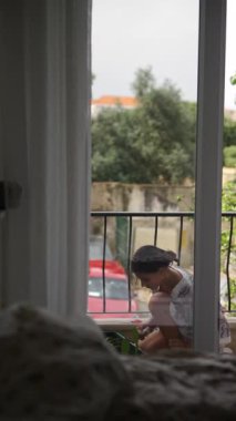 Bir kadın yeşil bitkileriyle sevgiyle ilgilenir, huzurlu bahçesinde huzurlu bir atmosfer yaratır.