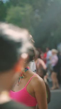 Canlı bir festival atmosferi, neşeli dans ve canlı kıyafetlerle, kültürel çeşitliliği kutluyor..