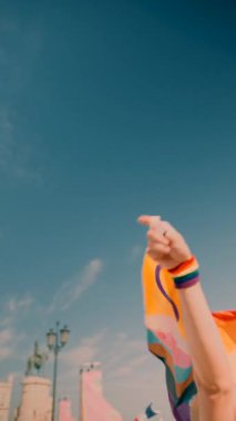 Gurur bayraklarının renkli bir şekilde sergilenmesi, tüm toplumlar arasında çeşitliliği sembolize ediyor.