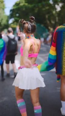 Neşeli kostümlü, dans eden, halkı yakalayan ve kutlayan Onur Yürüyüşü 'nden canlı bir sahne.