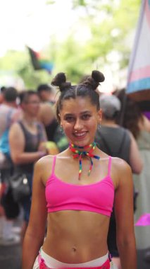 Renkli kıyafetler ve coşkulu katılımcılarla dolu bir geçit töreni sırasında, neşeli bir atmosfer toplumu dolduruyor.