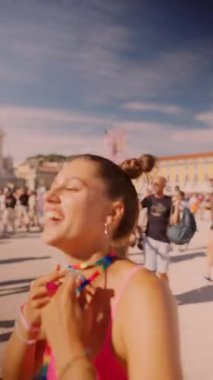 Genç bir kadın renkli bir yaz festivalinin tadını çıkarıyor. Etrafındaki kalabalığın arasında saf mutluluk yayıyor.