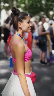 Renkli ve göz alıcı kıyafetlerle gururu kutlayan neşeli katılımcıları anlatan canlı ve canlı bir sahne.