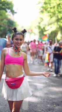 Renkli giyinmiş neşeli bir dansçının olduğu canlı bir gösteri sahnesi, çeşitliliğin güzelliğini kutluyor.