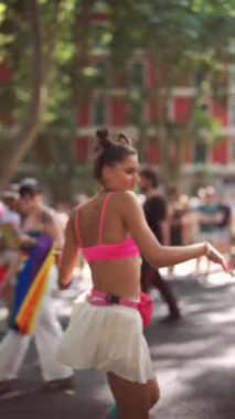 Renkli bir geçit töreninde canlı bir ruh dans, müzik ve şenlik eğlencesi ile çeşitliliği kutluyor.