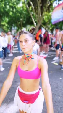 Canlı bir sahne, renkli giysiler ve neşeli danslarla bir geçit töreninin enerjik atmosferini yakalıyor.