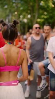 Canlı bir açık hava festivali. Dansçılar, renkli kıyafetler ve atmosferin keyfini çıkaran enerjik bir kalabalık..