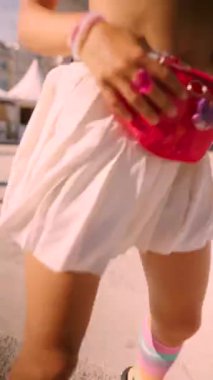 Canlı bir sahne, neşeli bir şahsın yaz sezonunda canlı bir kıyafetle neşeli bir şekilde koşuşunu anlatıyor.