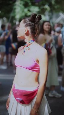 Parlak ve renkli bir kıyafetin ateşli bir katılımcısı gururlu bir kutlamanın keyifli atmosferinin tadını çıkarıyor.