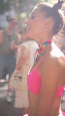 Canlı bir sahne. Canlı bir festival. Kültürümüzün neşeli ve neşeli bir kutlaması arasında.