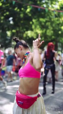 Renkli bir Onur Geçidi 'nin coşkulu bir tasviri, çeşitli moda ve toplulukları birleştiren kutlamalar sergileniyor.