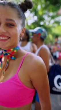 Gururlu bir etkinlikte çekilen neşeli ve canlı bir an. Eşsiz bir mutluluk ve renkli moda sergiliyor.