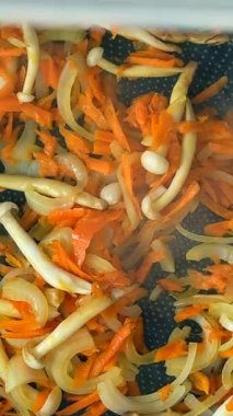 Canlı sebzeler soteleniyor, lezzetli yemek teknikleri sergileniyor ve sağlıklı besleniyorlar.