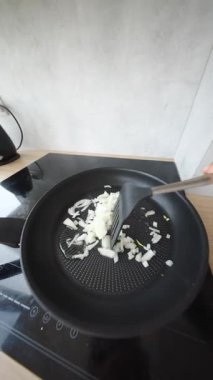 Soğan kızartma tavasında indüksiyon tenceresinde soteleniyor.