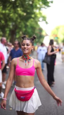 Canlı bir sokak sahnesinde canlı bir festivalde renkli kıyafetler giymiş yetenekli bir dansçı yer alıyor.