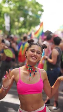 Canlı bir dansçı, renkli dekorasyonlarla sevgi ve çeşitlilik sergileyerek bir Onur etkinliğinde kutlama yapar..