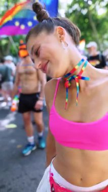 Canlı bir sahne, canlı renkler ve birlik ruhuyla dolu, Gurur kutlamalarının özünü yansıtıyor.