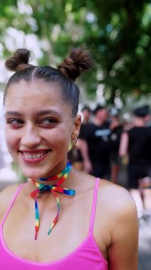 Canlı pembe giyinmiş neşeli genç bir kadın etrafındaki neşeli ve neşeli atmosferin tadını çıkarıyor.