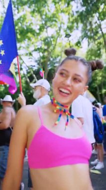 Canlı bir Onur Geçidi 'nden çekilen neşeli bir an. Renkli kıyafetler ve hareketli bir topluluk ruhu sergiliyor.