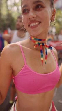 Renkli bir Onur Festivali 'ne neşeli bir katılımcı, canlı renklerle sevgi ve kapsayıcılığı somutlaştırıyor