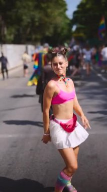 Onur Yürüyüşü 'nden canlı bir sahne, neşeli katılımcılar kimliklerini ve hareketli modalarını kutluyorlar.