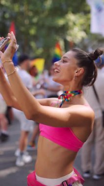 Canlı ve renkli bir sahne, bir Onur etkinliğinde neşeyi, kutlamayı ve birlikteliği güzel bir şekilde yakalıyor.