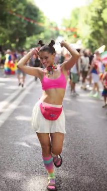 Neşeli dans, canlı müzik ve güzel renkli kıyafetlerle dolu canlı bir festival sahnesi.