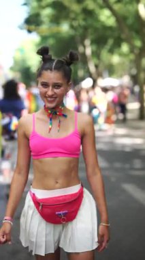 Heyecan verici ve canlı bir sahne. Renkli kıyafetler ve neşeli ifadelerle dolu. Heyecan verici bir onur etkinliği.