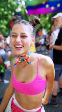 Coşkulu bir Onur Geçidi 'nden enerjik ve renkli sahneler. Neşeli katılımcılar aşkı kutluyor..