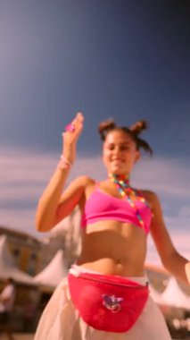 Canlı ve canlı bir yaz festivali sahnesi enerjik bir dans gösterisi sunuyor renkli mayo kıyafetleriyle.