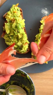 Lezzetli bir gurme aperatifi hazırlıyorum. İçinde lezzetli jambonlu avokado tostu var.