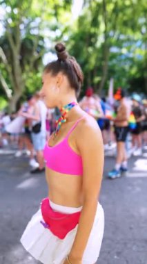 Renkli giyinmiş yetenekli bir dansçının sergilendiği neşeli ve canlı bir gurur festivalinin sahnesi.