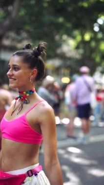 Canlı bir yaz festivali. Renkli giysiler ve neşeli katılımcılar canlı atmosferin tadını çıkarıyor.