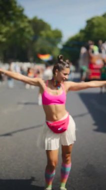 Canlı bir dans sahnesi neşeli bir kutlama sırasında neşe, hareket ve şenlik ruhunu güzel bir şekilde yakalıyor.