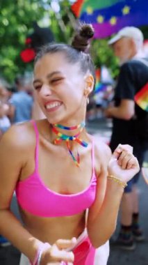 Renk, gülümseme ve kutlama ruhuyla dolu bir geçit töreninde neşeli anlar yakalıyor.