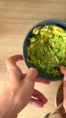 Gerçekten kremalı avokado püresi yapmayı keşfet. Bu soslar, soslar ve daha fazlası için mükemmel.