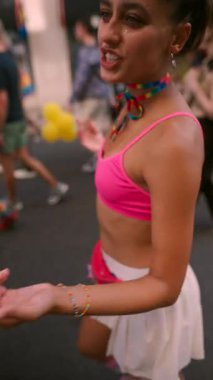 Bir Onur Yürüyüşü 'nden canlı ve canlı bir sahne güzel bir şekilde sergilenen eğlence, parlak renkler ve saf neşe