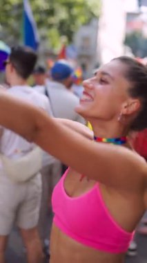 Canlı ve neşeli bir kutlama sahnesi. Parlak renkli kıyafetler ve neşeli bir atmosfer.