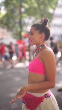 Canlı bir sokak festivali. Renkli giyinmiş neşeli bir dansçının yer aldığı, şenlikli bir kutlamayı somutlaştıran.