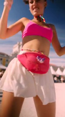 Heyecan verici ve canlı bir açık hava sahnesi enerjik dans figürleri ve canlı, renkli bir yaz festivali kıyafeti.