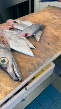 Balığı temizlemek ve fileto yapmak için ayrıntılı adımlar, etkileyici aşçılık becerileri ve teknikleri sergilemek