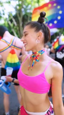 Coşkulu ve canlı bir kutlama bir Onur Geçidi 'nde gerçekleşiyor, coşku, neşe, renk ve birliktelik sergileniyor