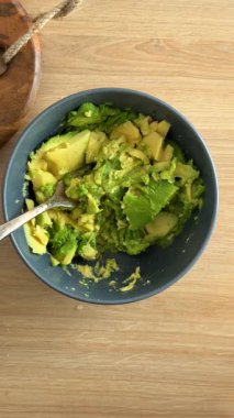 Taze malzemelerle kremalı avokado püresi ve herkesin kolayca ustalaşabileceği basit pişirme teknikleri yap.