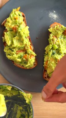 Watch this guide on how to expertly prepare delicious avocado toast with fresh toppings and creamy guacamole