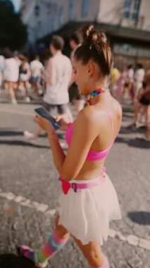 Neşeli bir sahnede canlı, renkli bir dansçı heyecan verici bir festival atmosferinde eğleniyor.