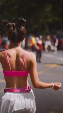 Neşeli bir sahne canlı bir festivalin enerjisini ve ruhunu renkli kıyafetler ve kahkahalarla yakalıyor.